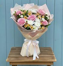 Букет цветов из:  Гвоздики, Орхидеи и Розы в Александровке Воронежской области