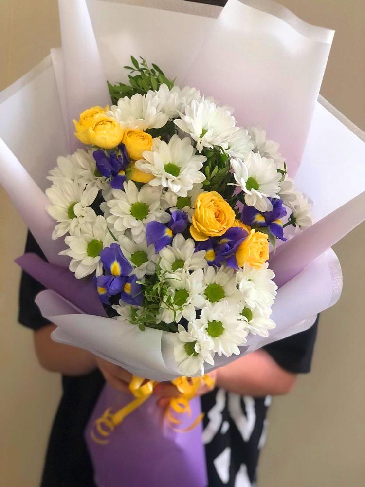 Букет цветов из: Ирисы, Хризантемы и Розы в Александровке Воронежской области