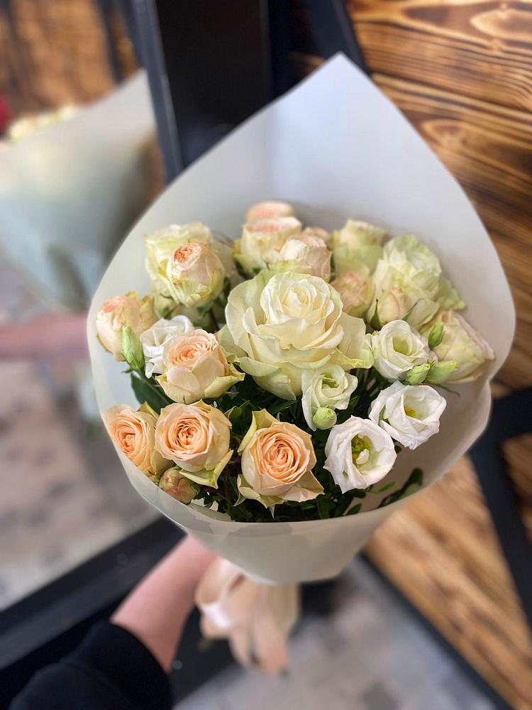 Букет цветов из: Розы и Лизиантусы в Александровке Воронежской области